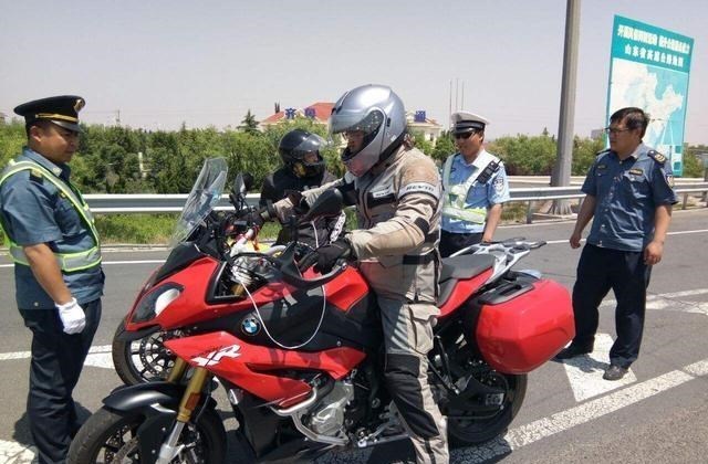 奶豆说育儿|摩托车允许上高速，为什么要收费？还按轿车标准收
