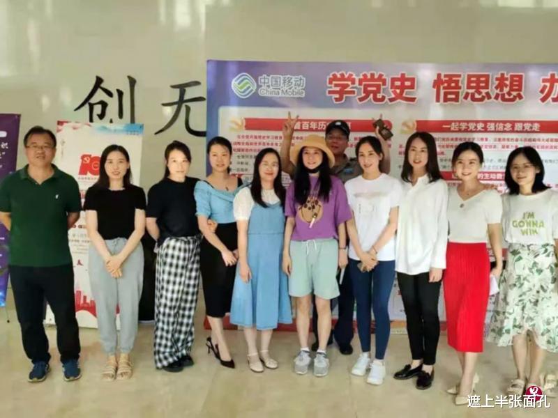 赵薇|赵薇风波后现身安徽老家，素面略显疲惫，和粉丝合影很随和