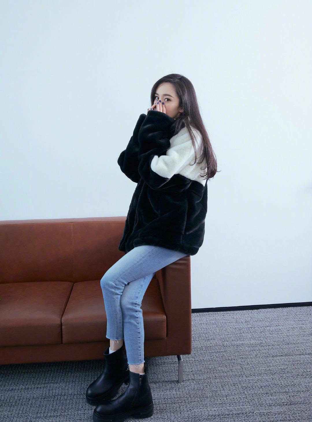 穿衣搭配|杨幂真不愧是带货女王，双色毛绒外套配牛仔裤，简约时尚又减龄