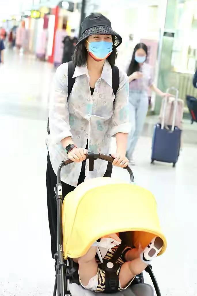 朱丹|朱丹带俩娃走机场好邋遢！素颜穿奶奶花衬衫老10岁，二胎妈不易呀