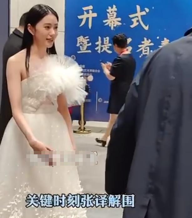 刘浩存|刘浩存拍照被让C位，满脸为难不肯上前，张译高情商解围太贴心