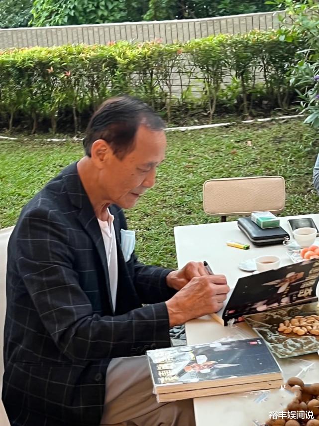 陈惠敏|陈惠敏携妻子现身，目光如炬仍霸气，魏骏杰前妻戴黄金首饰超富贵