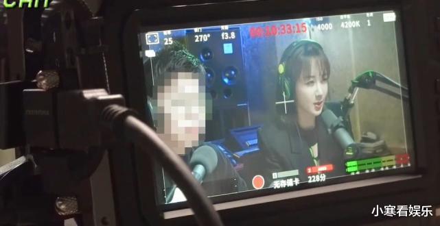 |杨紫深入体验角色生活！双腿纤瘦裤子空荡，口罩挂耳上认真摸沙子