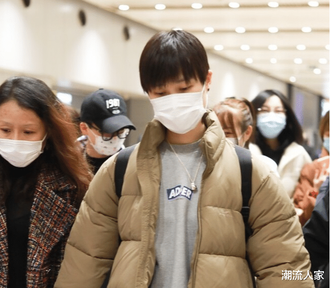 李宇春|李宇春机场造型依旧时尚，浅色羽绒服真飒，唯美还好看