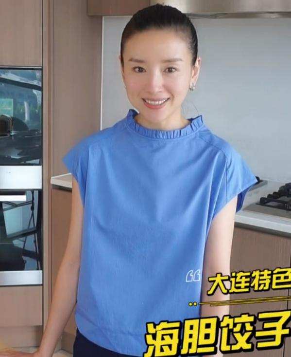潮帮先生 董洁对自己真有自信，素颜直播包饺子，穿衬衫扎丸子头哪像41岁