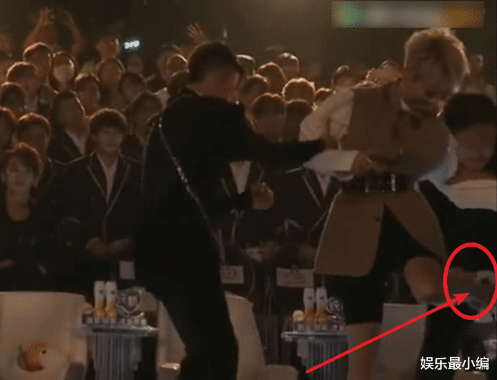 周深|周深成团夜成“照妖镜”，碾压所有学员，看宁静反应便知实力如何