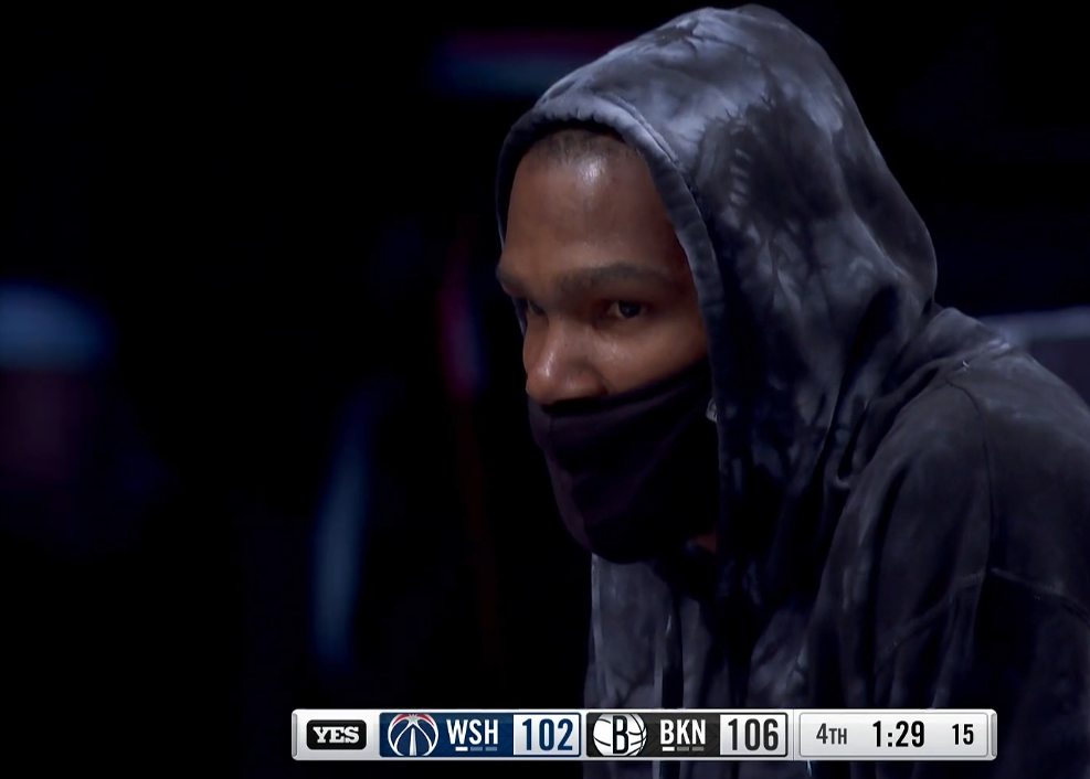 詹姆斯·哈登|哈登受伤倒地，篮网全队关心伤势，仅一人置身事外，球迷：交易吧