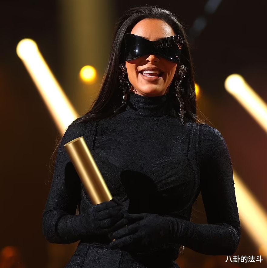 金·卡戴珊|卡戴珊获最受人民欢迎真人秀奖项，频与侃爷互动这是要复合的节奏