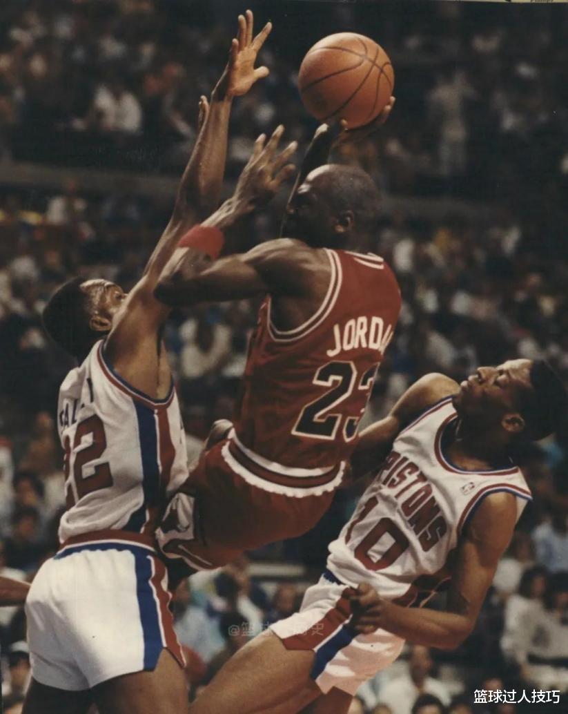 邁克爾·喬丹|喬丹當年面對什么級別防守？能活下來已是奇跡，飛在空中3人包夾