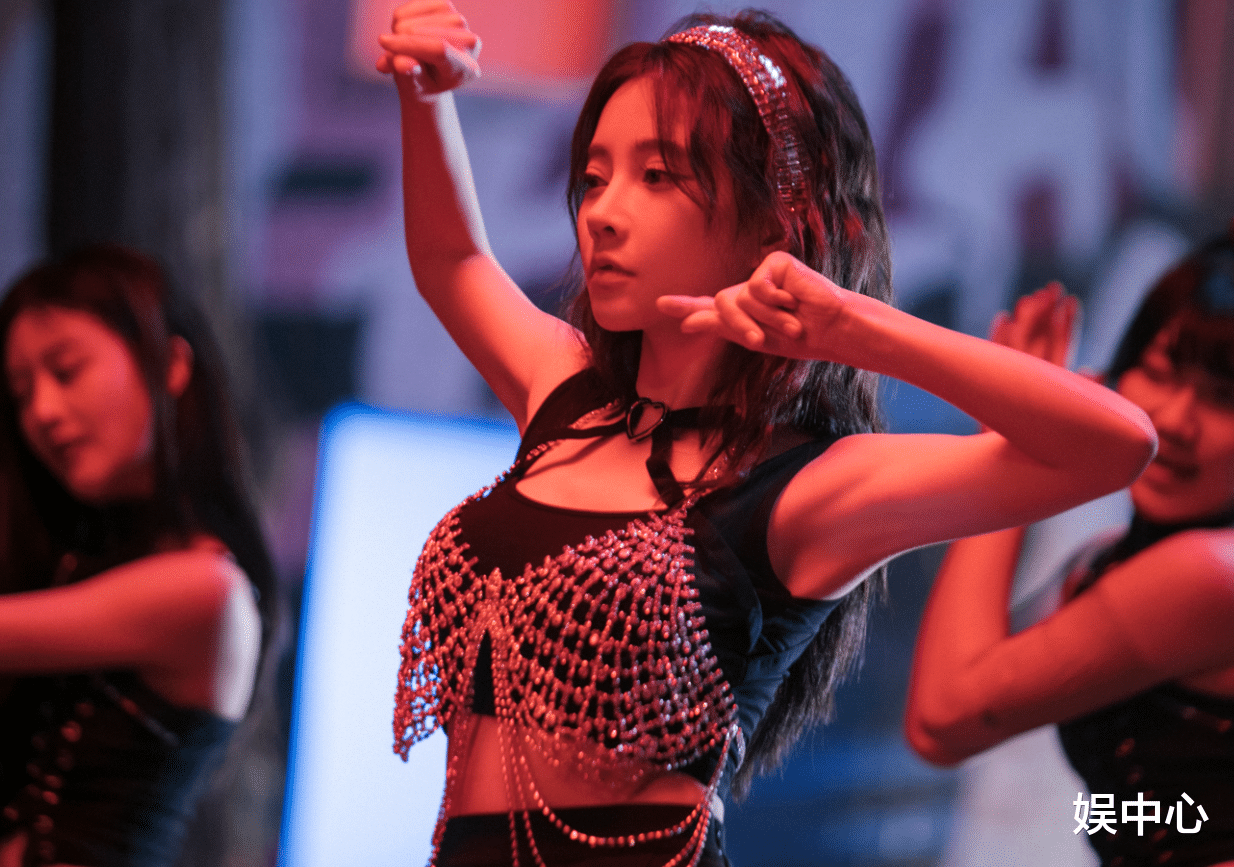 冯提莫|冯提莫新歌登上热搜，各大平台上受网友好评，唱跳歌曲点燃冬日