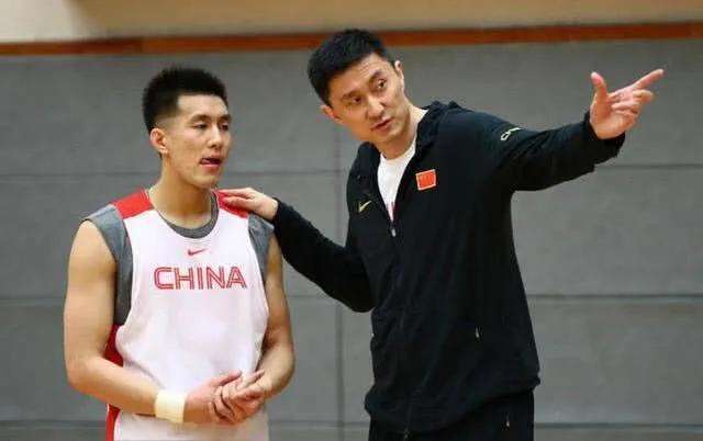 广东男篮|郭艾伦把球传给杜锋，杜锋3分命中！郭艾伦投篮时，杜锋调皮干扰