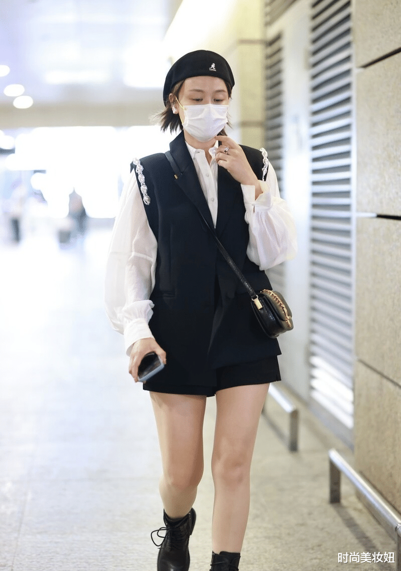 时尚美妆妞 叶一茜不愧是“辣妈典范”,西装马甲玩下衣失踪,洋气似少女