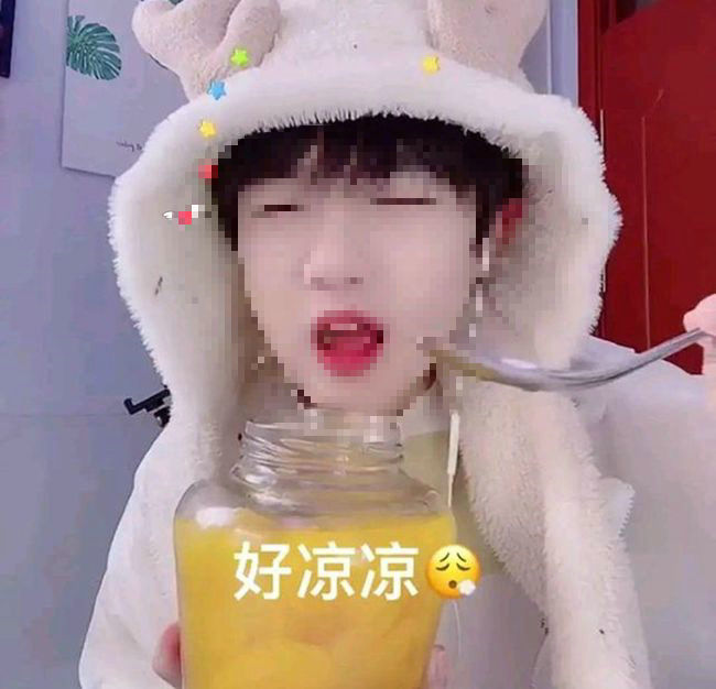 |网红因娘炮形象被封杀  上传身着军装的照片  想改变世人对他的印象  真是可笑之及