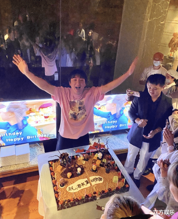 霍英东|王思聪三亚隆重庆生，众美环绕争相合照，聪哥表情淡然