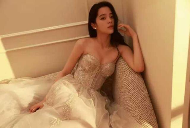 欧阳娜娜|发育过盛的欧阳娜娜：抹胸拖地裙尽显丰腴身材，网友：初恋的感觉