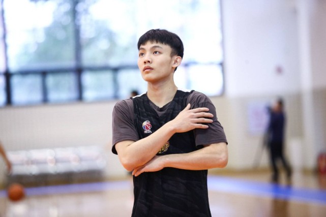 广东男篮|杜锋集训突收坏消息，广东队3人接连中招，赵睿最冤