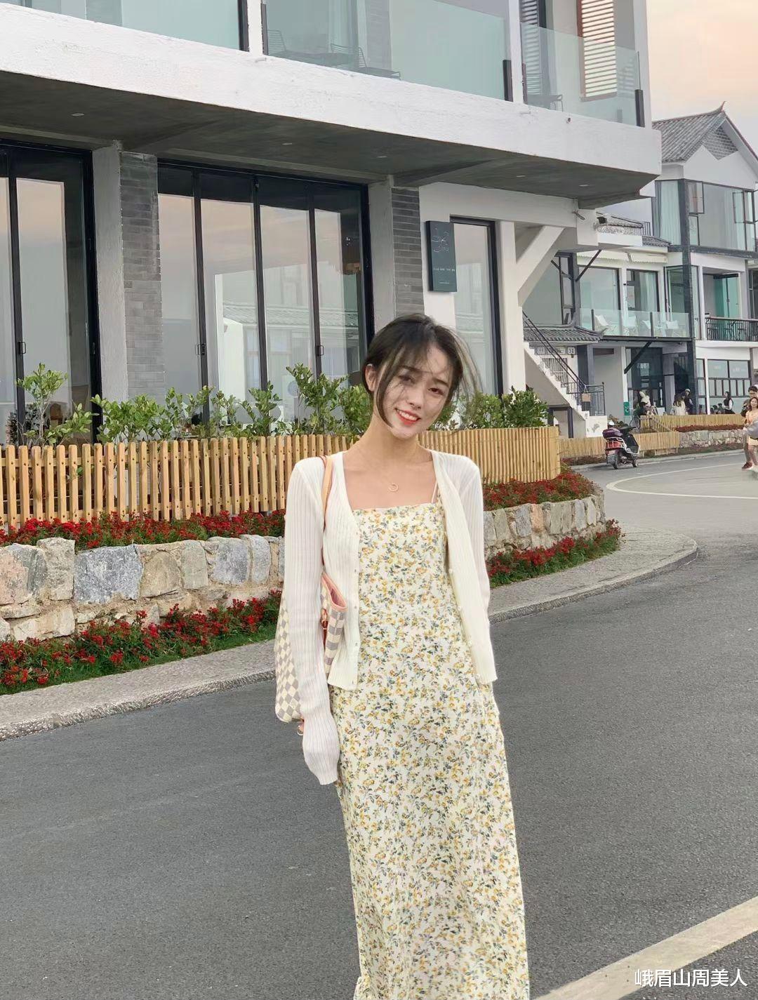 峨眉山周美人|早秋穿什么才好看？今年流行“奶奶衫”，学会这么搭，保你美一整季