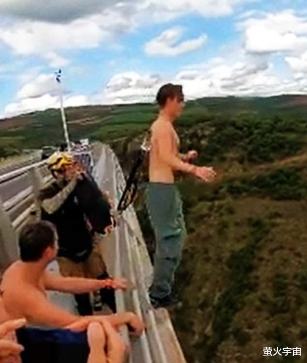 温碧霞|《荒野求生》中“贝爷”18岁儿子赤膊跳伞 将4颗金属钩勾穿自己背部
