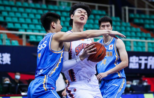 王哲林|2米08！2米25！三分命中率37%，完美契合王哲林！李春江撿到寶了