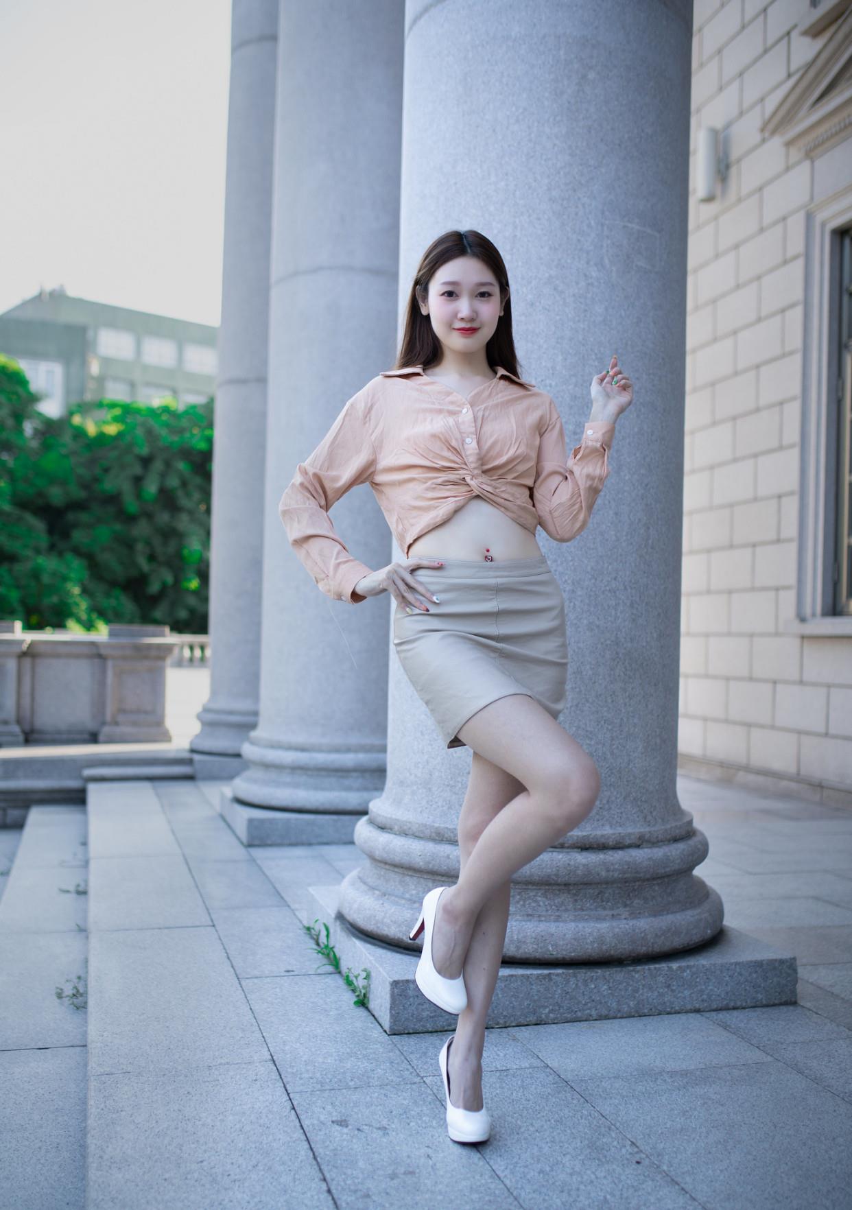 百里守刖|粉色衬衫搭配米色皮裙，知性又时尚