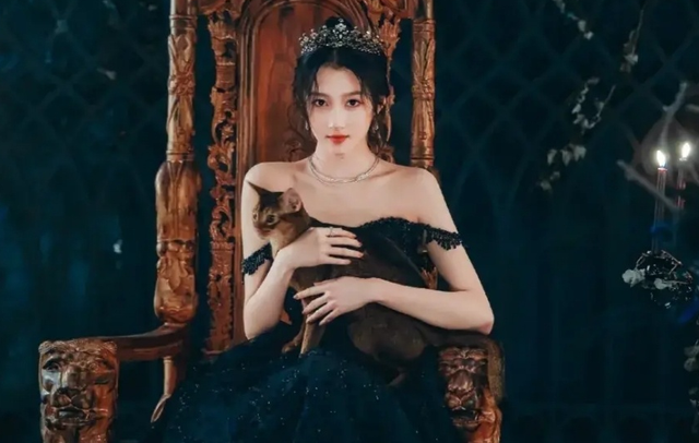 关晓彤|24岁关晓彤生图惊艳！穿黑丝秀长腿曲线婀娜，一抹红唇气质冷艳