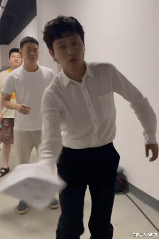 周九良|德云社周九良真“损”，与师兄弟互动，却无视身后的王九龙