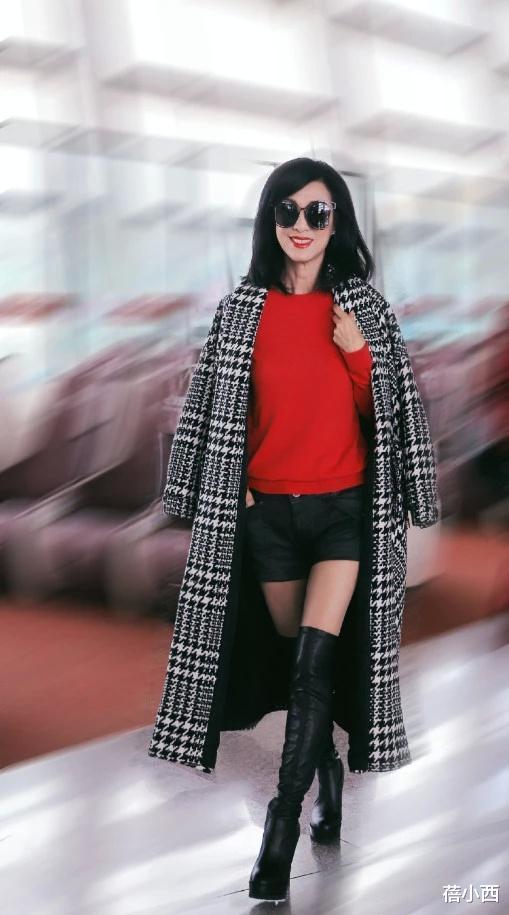 蓓小西|米雪真是65岁的年纪35岁的身材，穿挂脖上衣配阔腿裤，像个年轻人