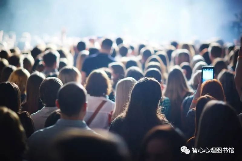 智心心理|《乌合之众》：是里程碑式的名著还是时代下偏激观念的产物？