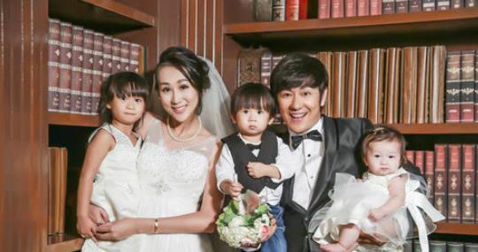 参观陈浩民一家住的豪宅,生活压力比较大,儿童房仍用上下床