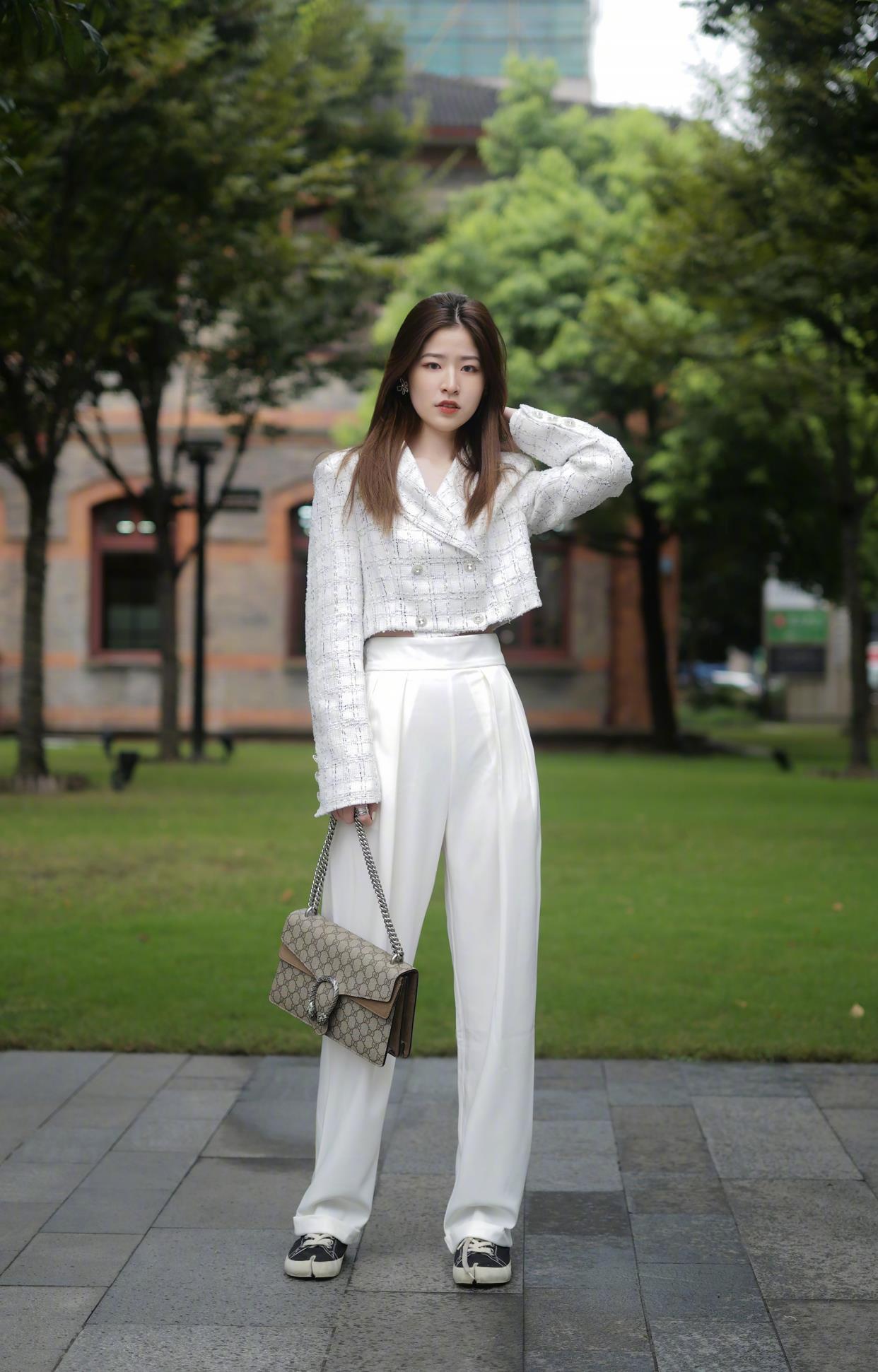 裤子|这个夏天，“白色裤子”这样穿，优雅大方还显瘦，职场女人都爱了