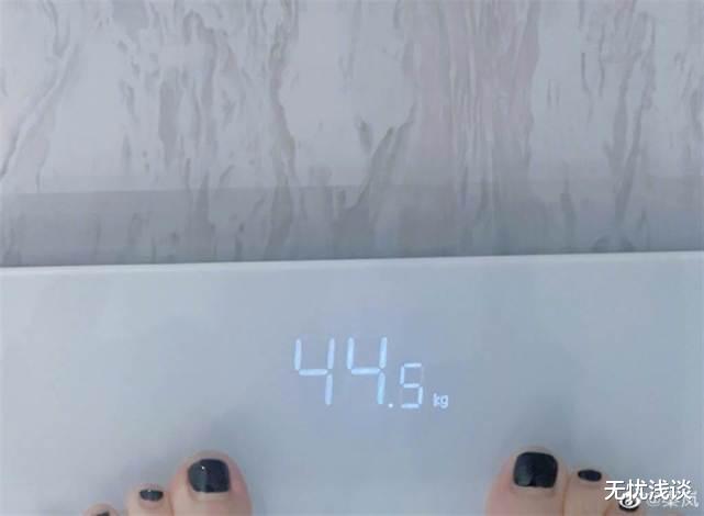 秦岚|秦岚大方晒素颜、乱发照，就连体重照也敢公开，吸引网友狂赞