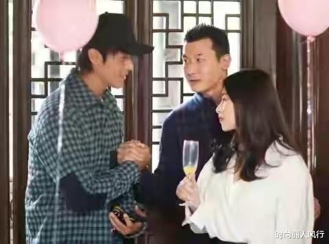 时尚丽人风行 朱珠聚齐京圈大咖为女儿取名！排场太大，她穿白衬衣亮相最出风头