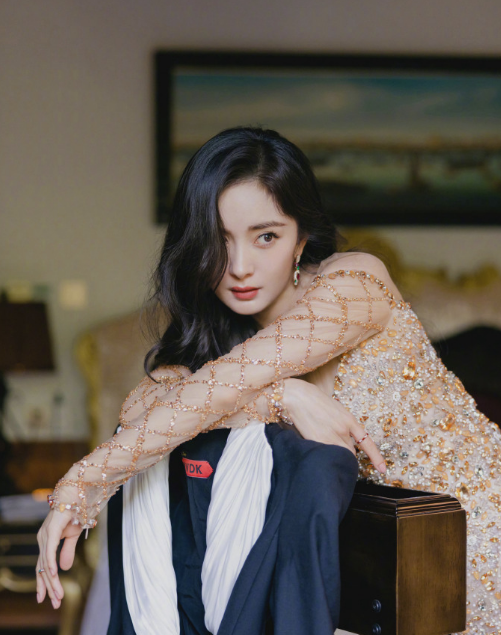 杨幂|杨幂新高定造型曝光，谁注意到她所佩戴珠宝：一套房都没这贵！