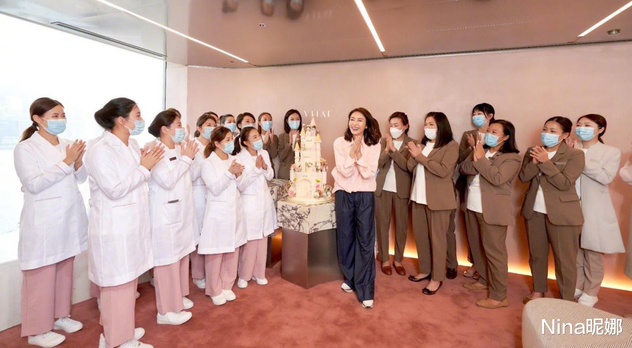 Nina昵娜 黎姿为女儿庆生真细腻！穿小香风外套配长筒靴，提灯笼折信纸母爱泛滥