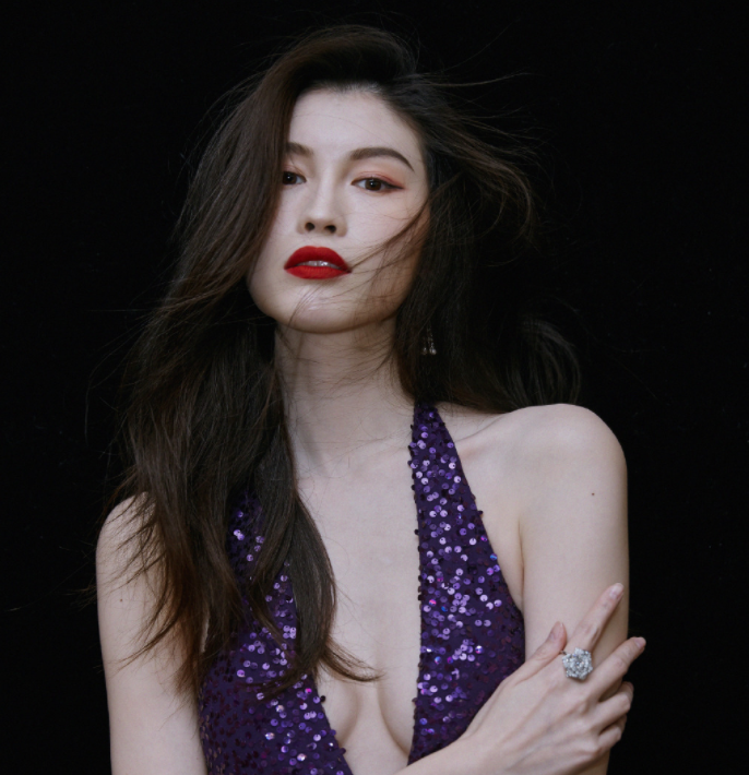 灵熙说珠宝 何穗11套礼服，尽显霸气模特气质，优雅中略带性感