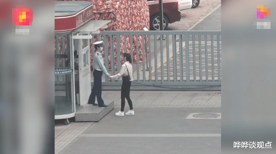 哗哗谈观点 消防员站岗拒绝女友牵手，队友换岗助阵，前后反应笑翻网友