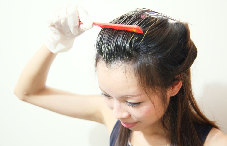 染发|头发“一半黑一半黄”，怎么才能染均匀？学会这三招轻松染头发