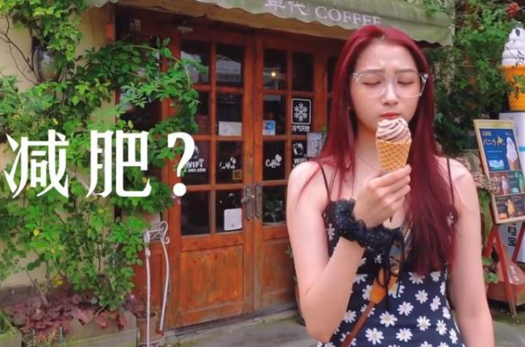 关晓彤|女星关晓彤穿礼服打乒乓球！光脚丫沙滩踩海水，一双小腿又细又白