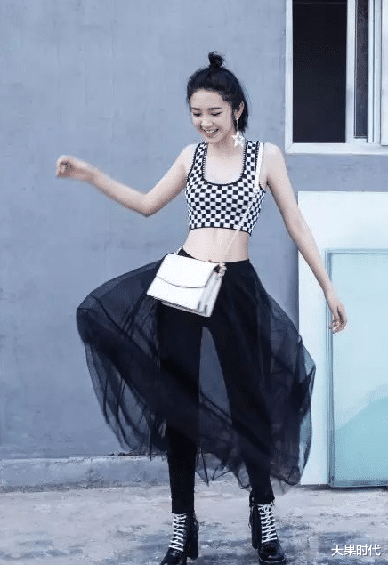 天果时代|唐艺昕哪有个当妈样,穿格子裙少女感十足,巴掌腰曲线太撩人