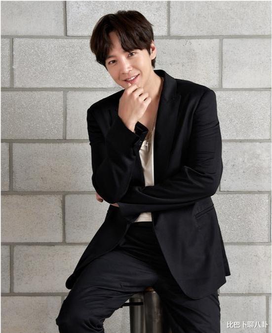 张根硕|亚洲王子张根硕近照引热议，瘦身后重回颜值巅峰，卷毛大眼宛若少年