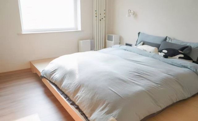 卧室别买床了，现在越来越多人喜欢这样装，美观实用不占地方