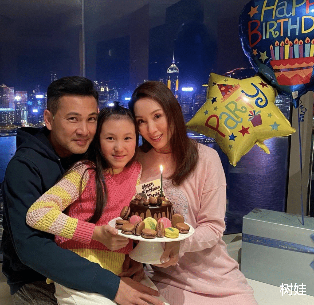 青岛市|郭可盈布置豪宅营造节日气氛，圣诞树比成人高，4500万豪宅度假用