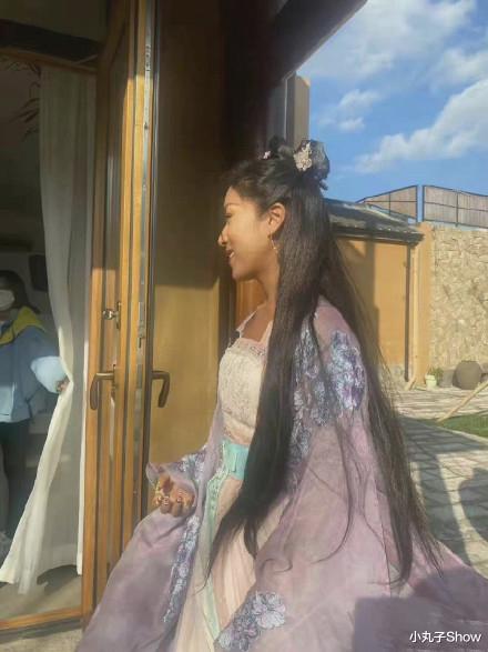 吉克隽逸|吉克隽逸古装路透曝光，黑皮驾驭古装看点满满，头饰廉价感浓郁