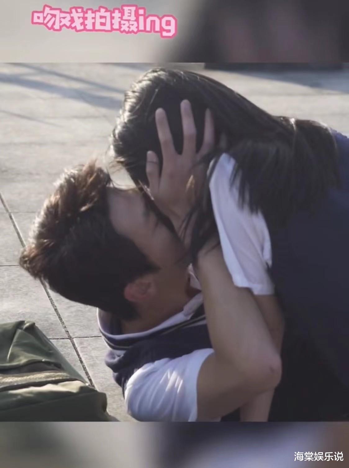 张雪迎|张雪迎拍吻戏太投入，跪坐在男主身上，害羞不敢直视耳朵通红好甜