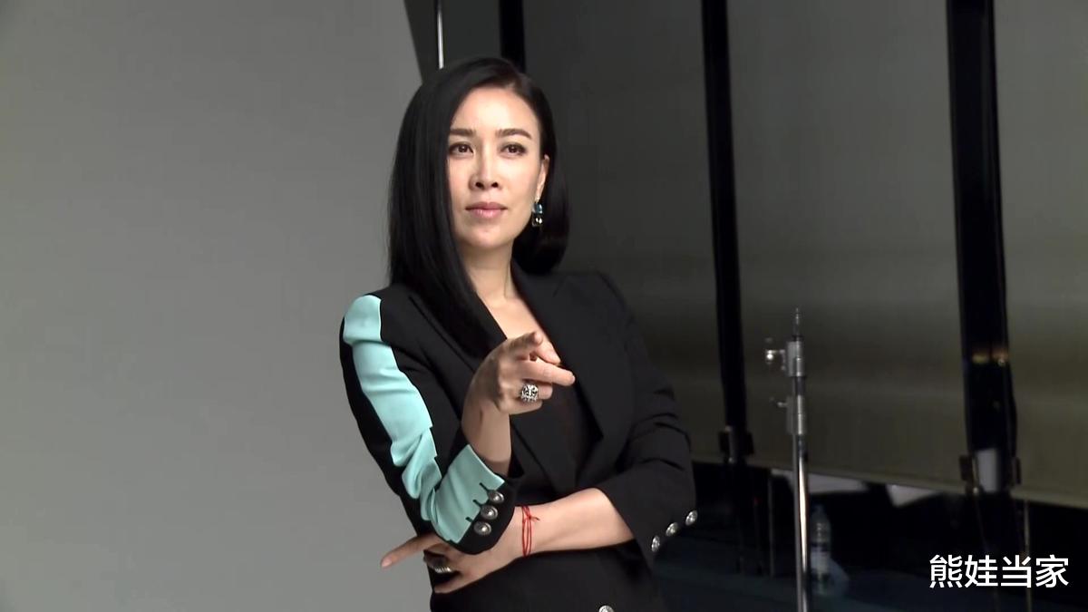 熊娃当家|歌坛一姐那英:差点因毒舌跌落神坛?被前夫抛弃后投入富商怀抱?