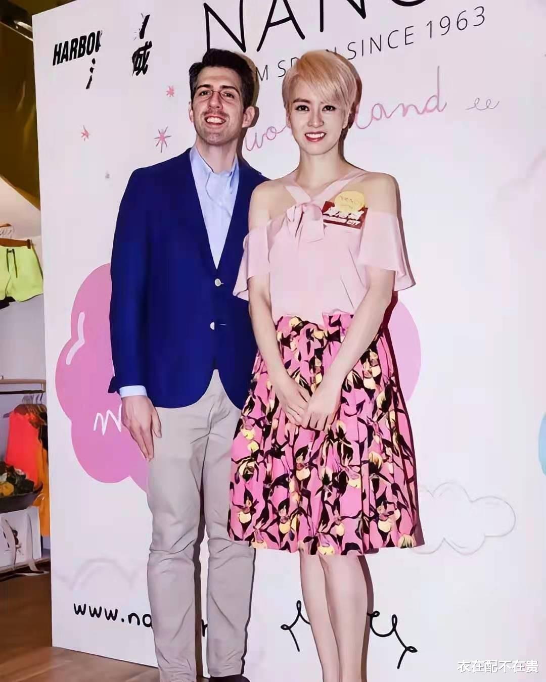 穿衣搭配|梁咏琪携外国老公亮相，穿一身“粉”也不觉俗气，45岁仍有甜美感