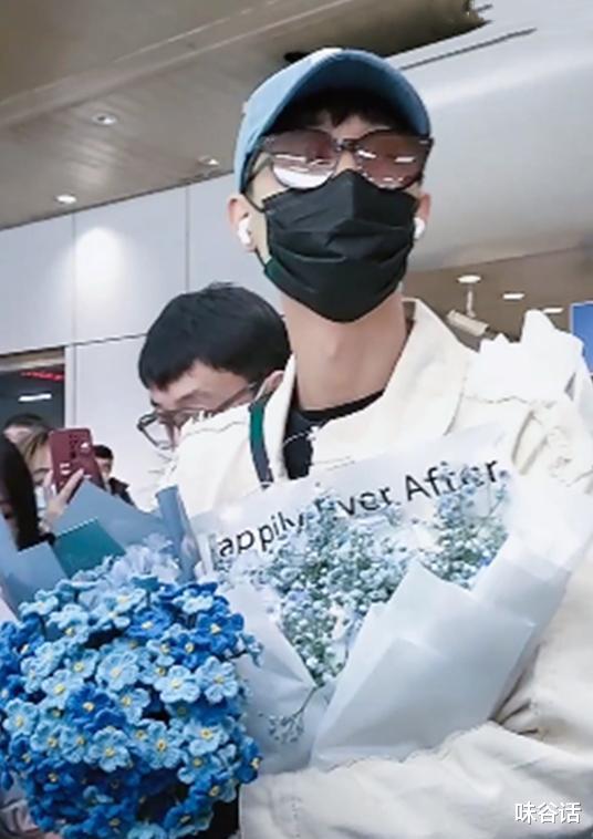 |德云社秦霄贤生日，粉丝期待老秦的空降，孙九香：花钱买个教训吧