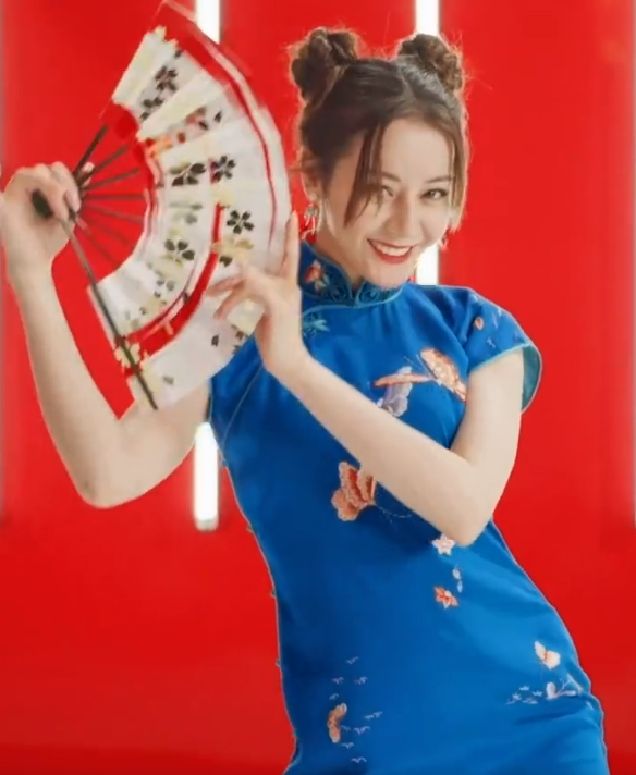 郭碧婷|热巴说自己不适合旗袍，被迫换上后，一个“Z字蹲”给我看明白了