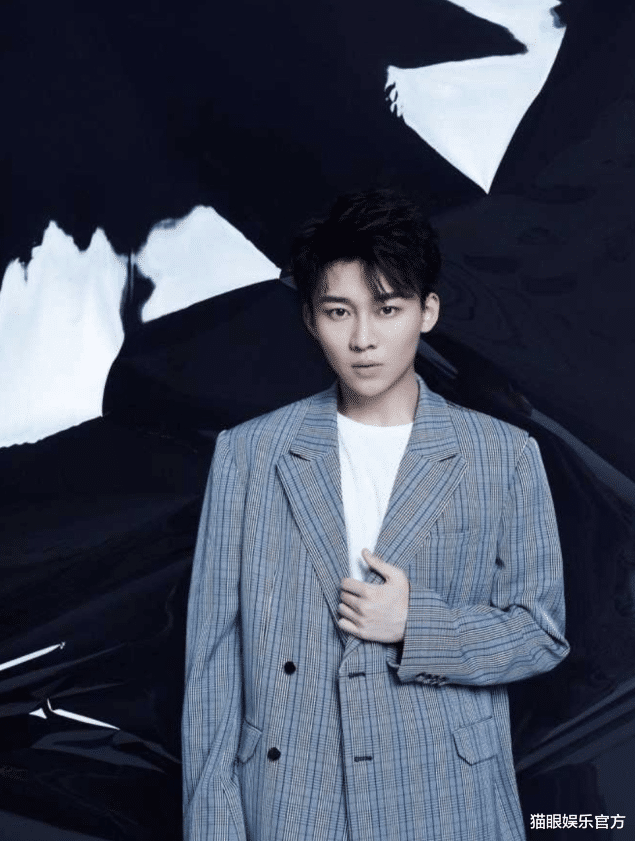 刘奕君|51岁刘奕君私下反差好大！玩滑板动作好轻盈，打扮比儿子还年轻