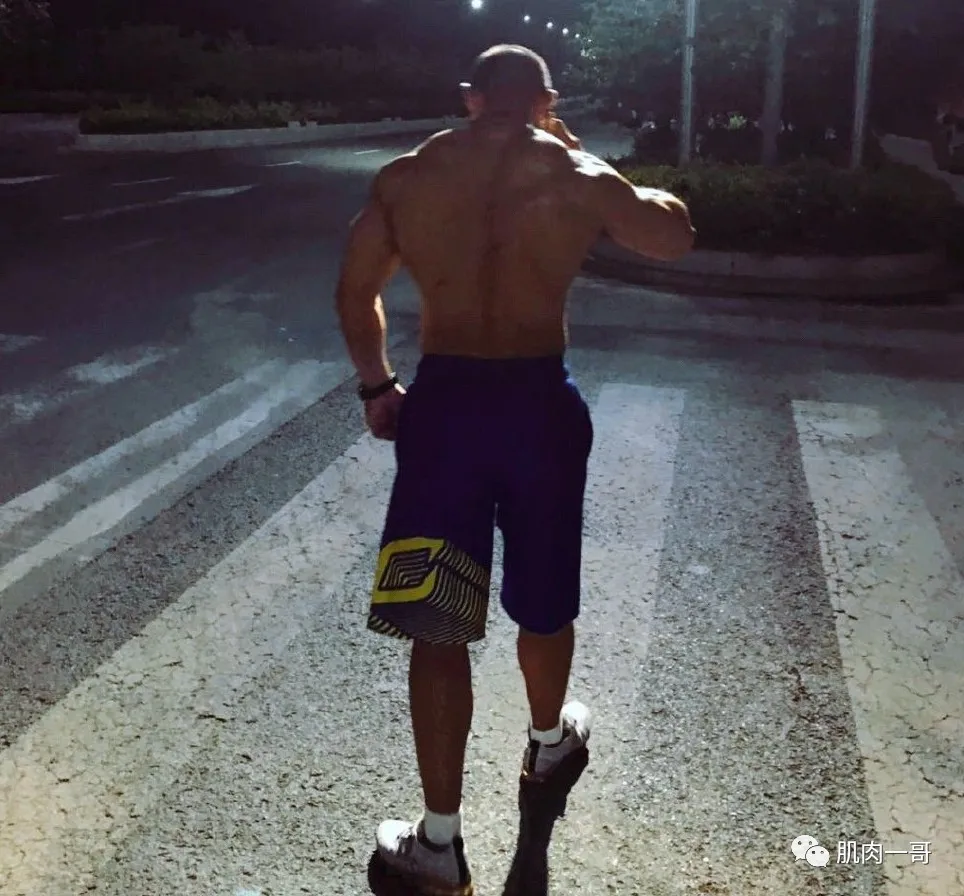 警察|32岁硬汉警察肌肉撑爆衬衫，坏蛋不敢惹系列